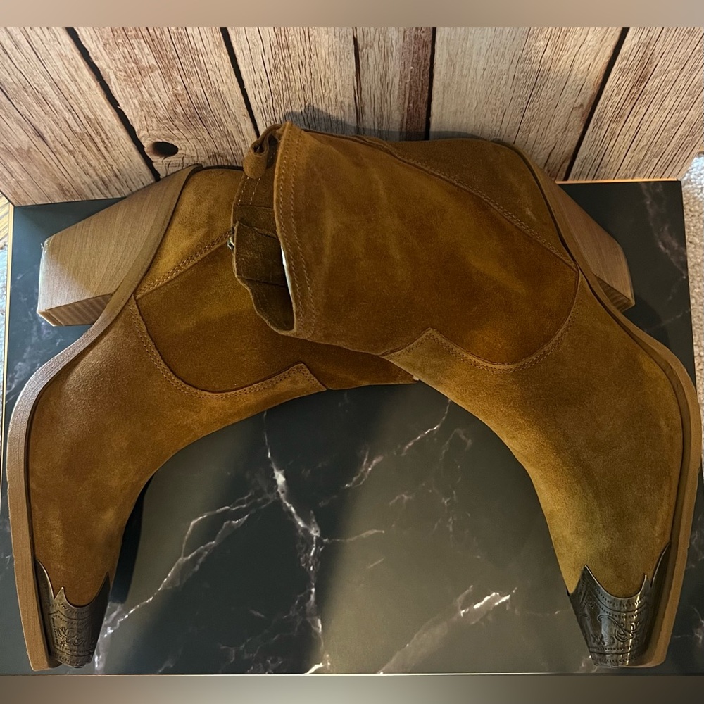 Sundance Camel Suede Ankle Booties with bronze tip. NWOB, Size 9 - Picture 5 of 11